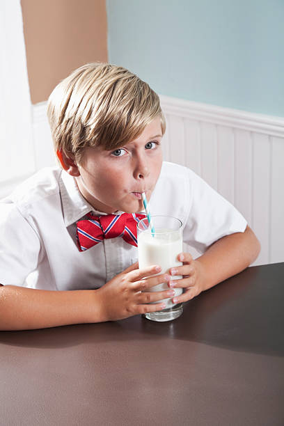 menino bebendo um copo de leite - sc0563 - fotografias e filmes do acervo