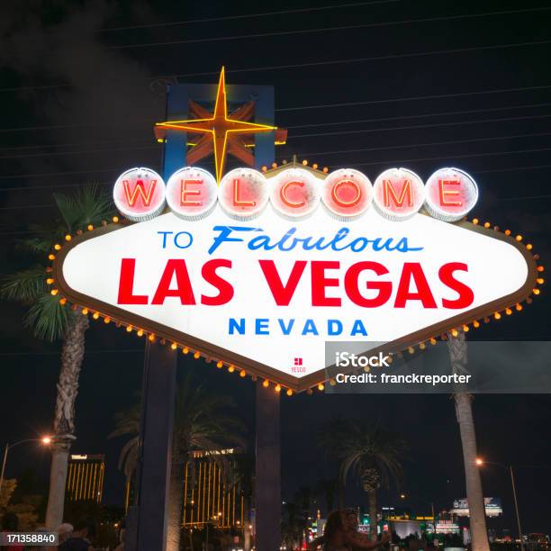 Cartel De Las Vegas En La Noche Foto de stock y más banco de imágenes de Aire libre - Aire libre, Anticuado, Calle