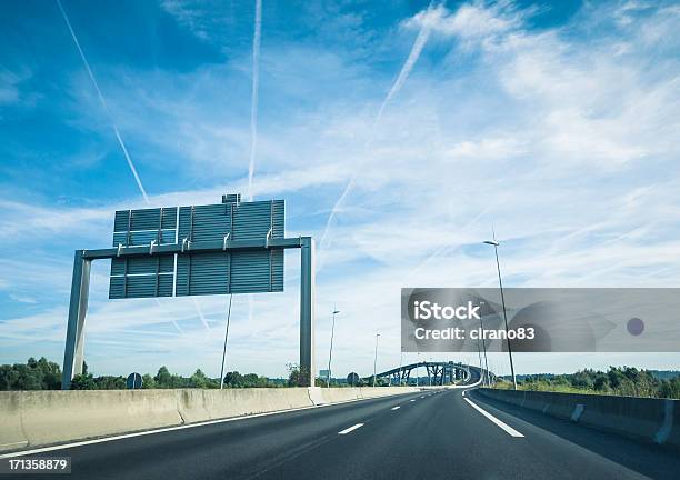 Autostrada In Francia - Fotografie stock e altre immagini di Ambientazione esterna - Ambientazione esterna, Architettura, Asfalto