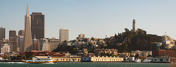水からサンフランシスコの街並み - sanfran2012 ストックフォトと画像
