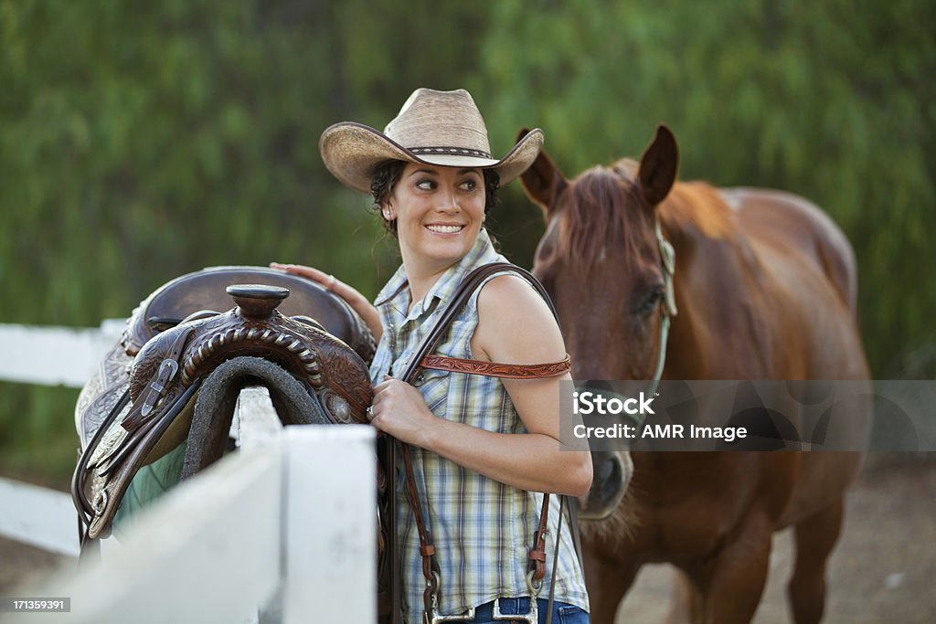 Frau mit dem Pferd auf einer Ranch - Lizenzfrei Frauen Stock-Foto