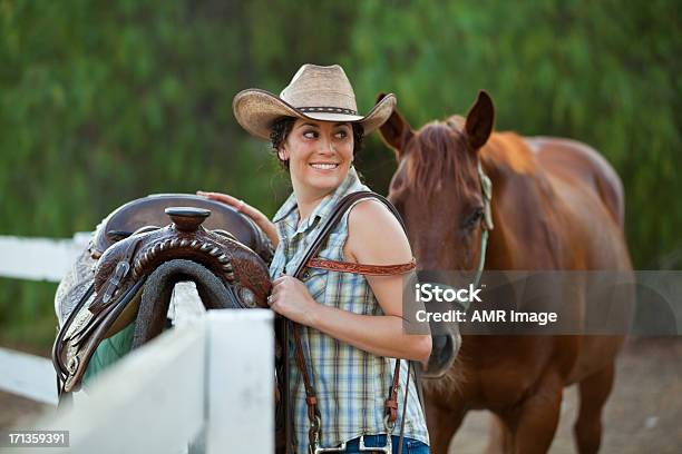 Frau Mit Dem Pferd Auf Einer Ranch Stockfoto und mehr Bilder von Frauen - Frauen, Pferd, Agrarbetrieb