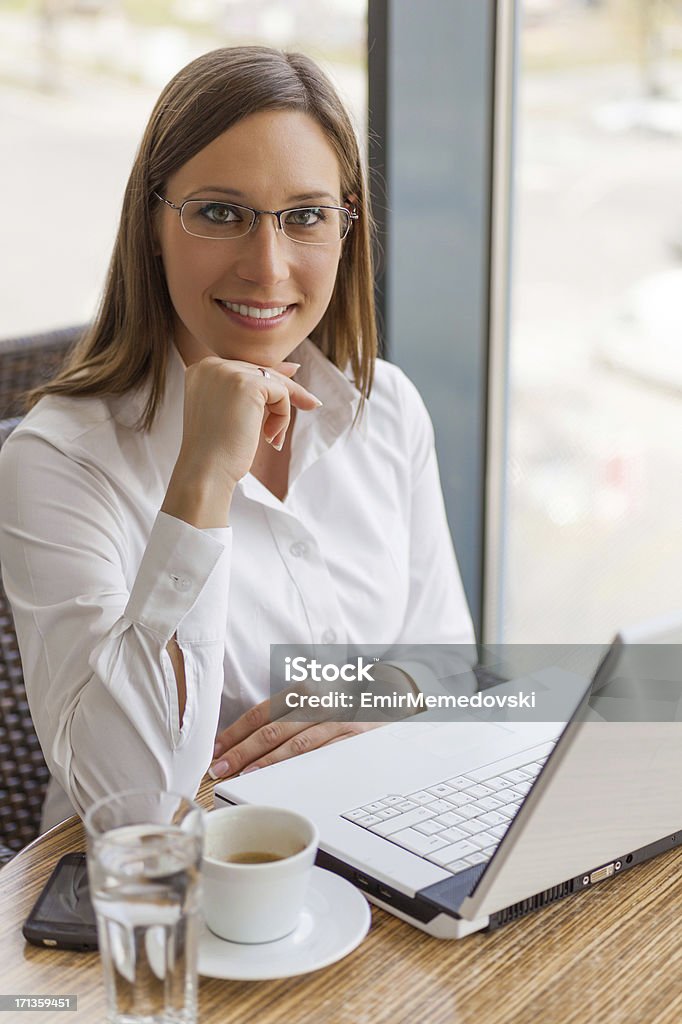 Mulher de negócios trabalhando em laptops - Foto de stock de 20 Anos royalty-free