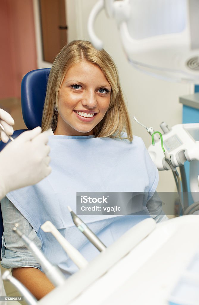 Heureux jeune fille au bureau de dentiste. - Photo de Adolescence libre de droits