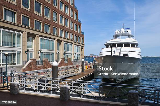 Berthed En Boston Foto de stock y más banco de imágenes de Rowes Wharf - Rowes Wharf, Yate, Agosto