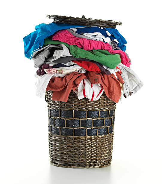 cesta de la ropa sucia - desbordar fotografías e imágenes de stock
