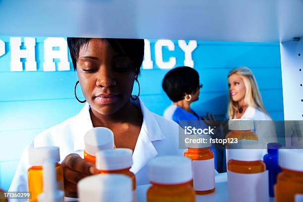 Farmacêuticos Trabalhar Numa Farmácia Prescrição De Medicamentos Na Prateleira - Fotografias de stock e mais imagens de 20-24 Anos