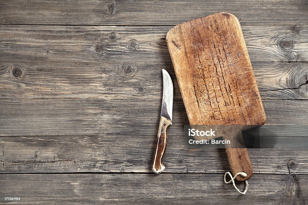 Vieja tabla de cortar y cuchilla - Foto de stock de Tabla de cortar libre de derechos