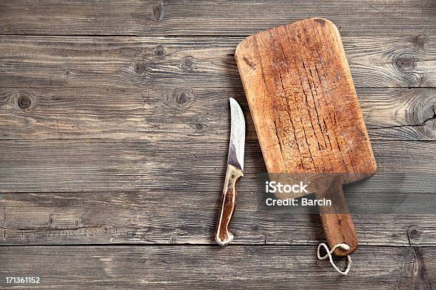 Старый Разделочная Доска И Нож — стоковые фотографии и другие картинки Разделочная доска - Разделочная доска, Столовый нож, Дерево - материал