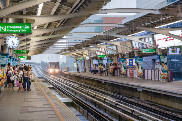 pociąg nadziemny pociągając do stacji - bangkok mass transit system zdjęcia i obrazy z banku zdjęć