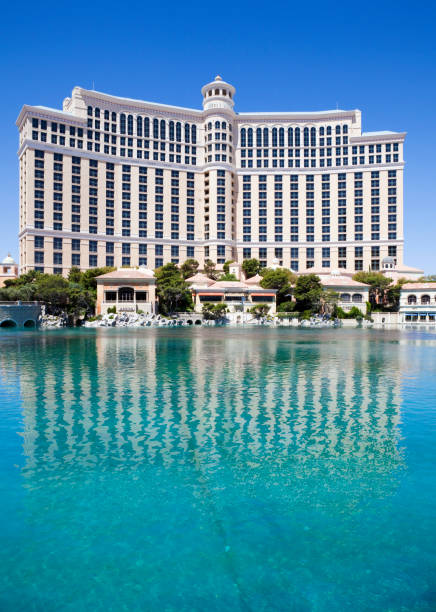 bellagio hotel e casinò giorno - las vegas metropolitan area the las vegas strip casino sign foto e immagini stock