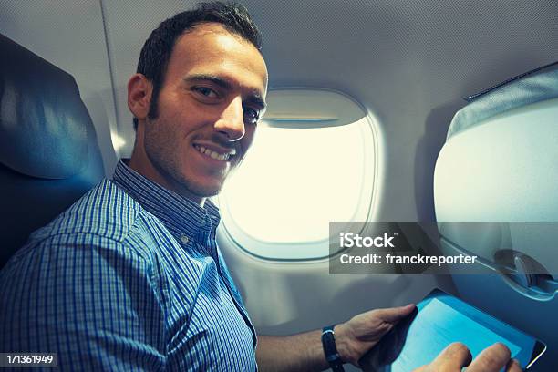 Hombre De Negocios Usando Una Tableta Digital En El Avión Foto de stock y más banco de imágenes de 25-29 años