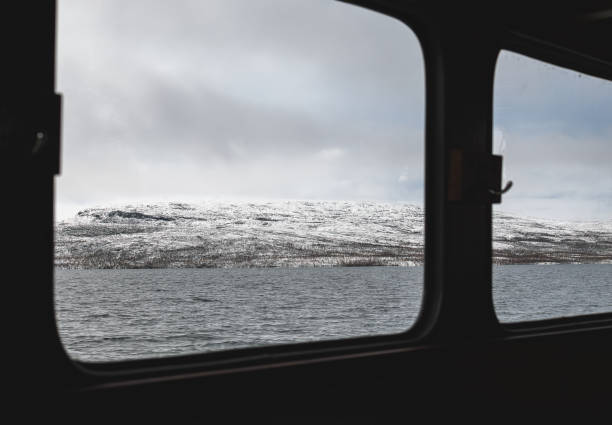 blick aus dem fenster eines kreuzfahrtschiffes auf dem see in finnland - saana stock-fotos und bilder