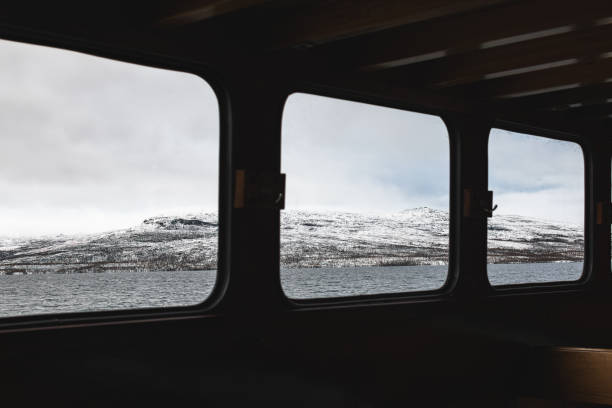 blick aus dem fenster eines kreuzfahrtschiffes in den see - saana stock-fotos und bilder