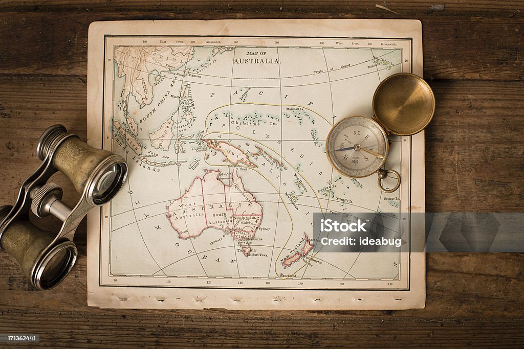 Античный 1870 карта Австралии, бинокли и компас на корпус - Стоковые фото Бинокль роялти-фри