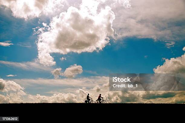 Bike Odbyli - zdjęcia stockowe i więcej obrazów 30-39 lat - 30-39 lat, 40-49 lat, 50-59 lat