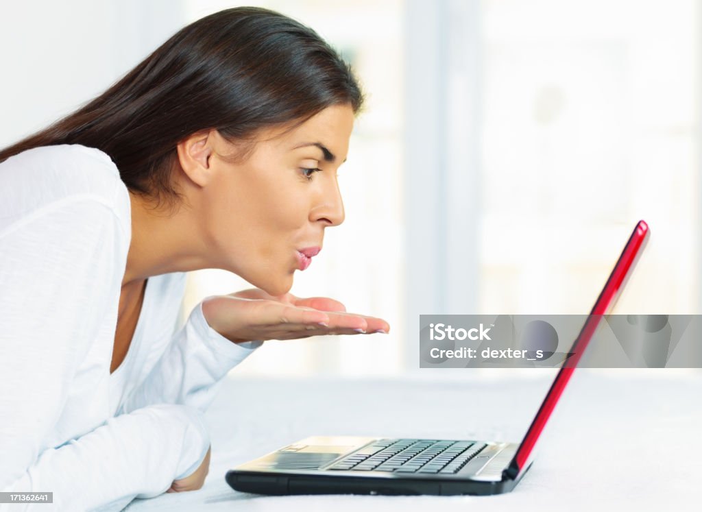 Fröhlich weibliche Laptop benutzen - Lizenzfrei Arbeiten Stock-Foto