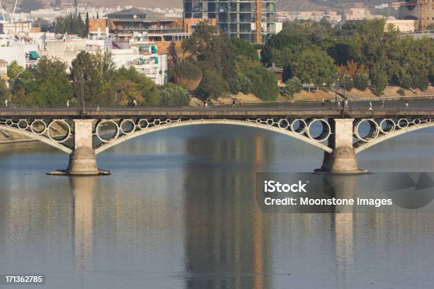 Triana Ponte Di Siviglia Spagna - Fotografie stock e altre immagini di Acqua - Acqua, Acqua fluente, Albero