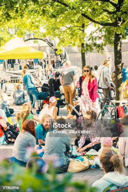 Reunión De Helsinki Street Kallio Cuadra De Foto de stock y más banco de imágenes de Festival tradicional - Festival tradicional, Finlandia, Helsinki