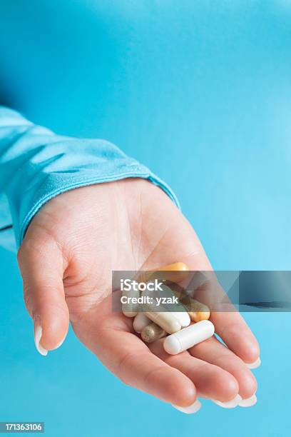 Foto de Abra Mão Com Remédios e mais fotos de stock de Adulto - Adulto, Analgésico, Antibiotico