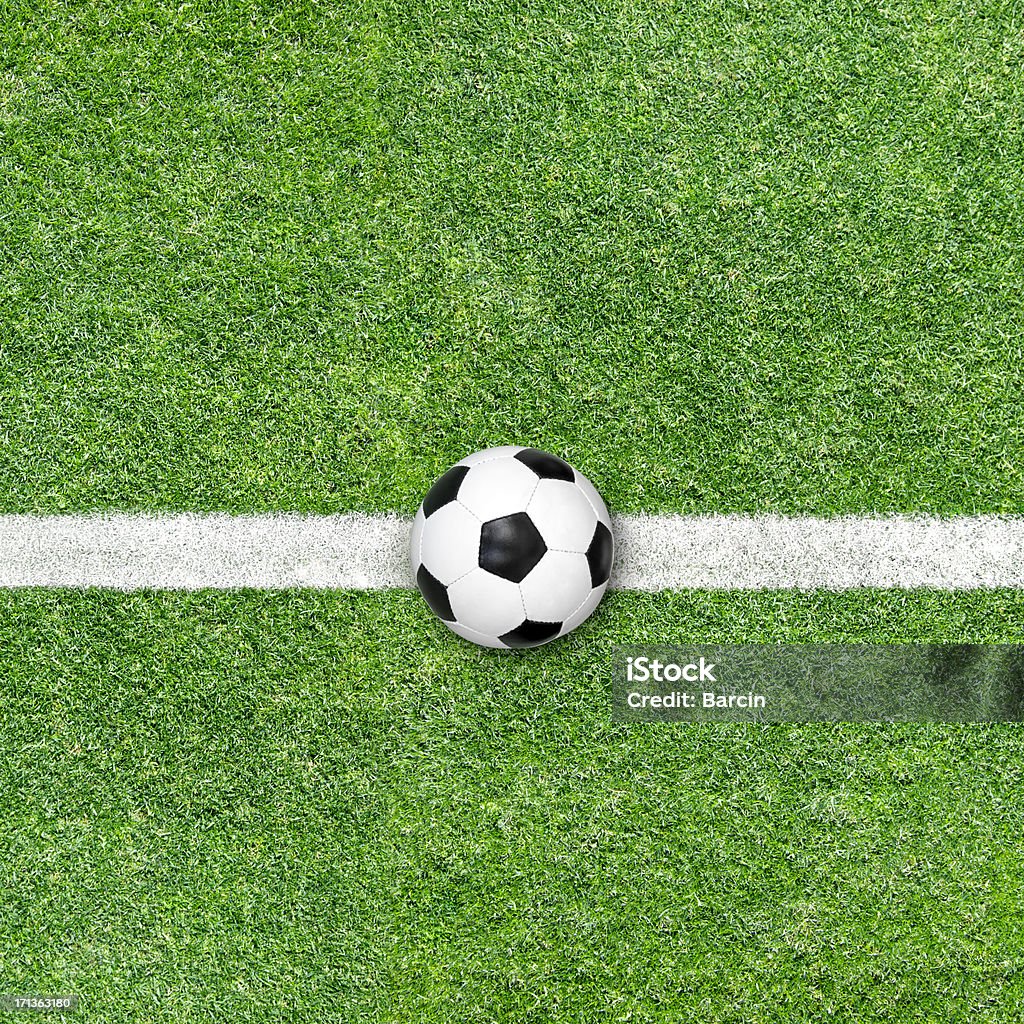 Bola de futebol no gramado - Foto de stock de Estádio royalty-free