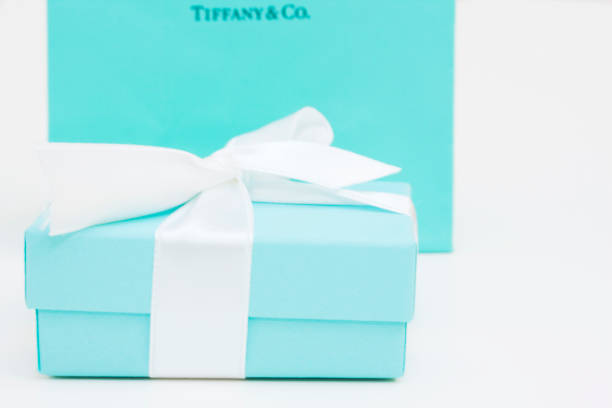 tiffany and co. la boîte-cadeau - tiffany box photos et images de collection