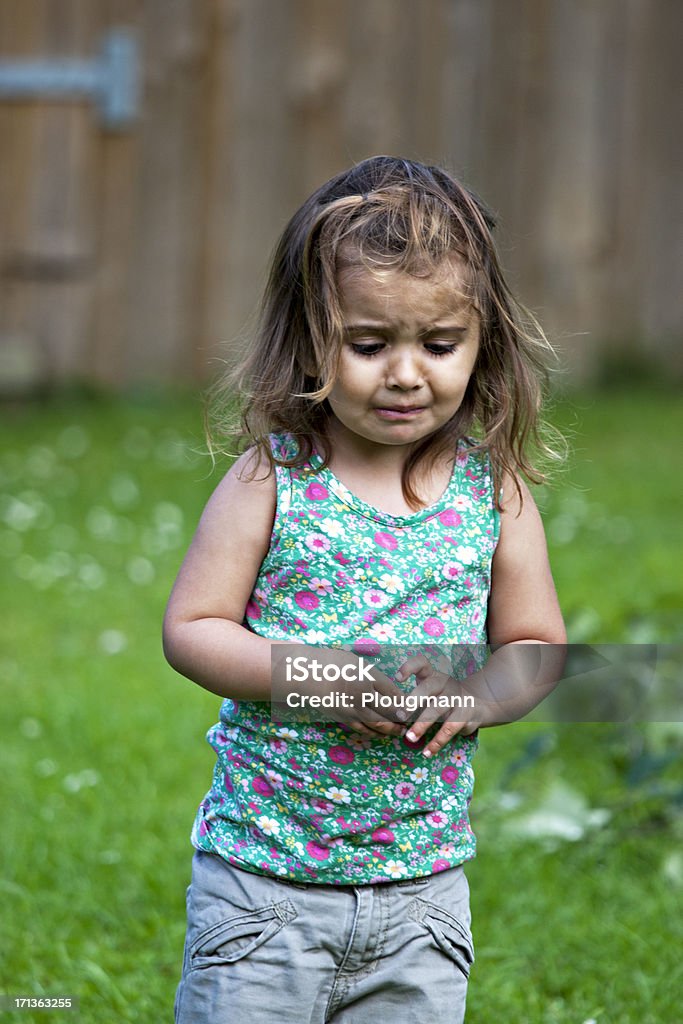 Malheureux petite fille debout à l'extérieur de l'hôtel - Photo de 2-3 ans libre de droits