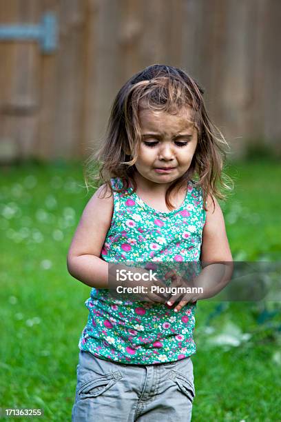 Photo libre de droit de Malheureux Petite Fille Debout À Lextérieur De Lhôtel banque d'images et plus d'images libres de droit de 2-3 ans