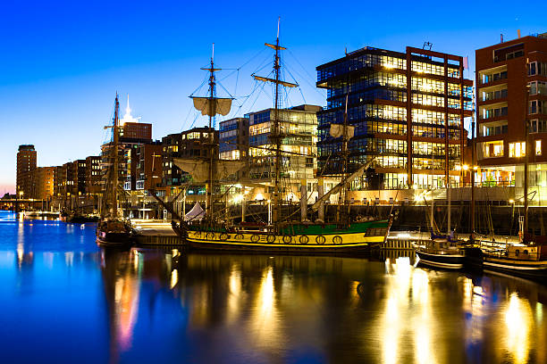 la histórica ciudad de embarcaciones en un moderno de la ciudad - stadtcentrum fotografías e imágenes de stock
