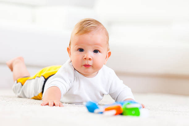 baby liegen auf dem wohnzimmer etage - carpet floor lying down people stock-fotos und bilder