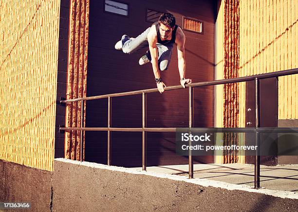 Parkour - Fotografias de stock e mais imagens de Corrida livre - Corrida livre, Cidade, Cultura Iraniana - Oriente Médio