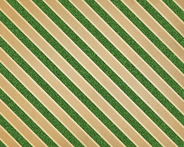 tira de papel verde brillante diagonal - envuelto fotografías e imágenes de stock