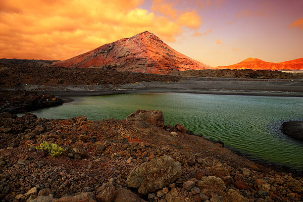 parque nacional de timanfaya en isla de lanzarote island, españa - parque nacional de timanfaya fotografías e imágenes de stock