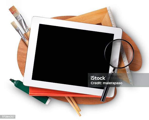 Foto de Educação Tablet Digital Com Material Escolar e mais fotos de stock de Agenda pessoal - Agenda pessoal, Aprender, Aprendizagem online