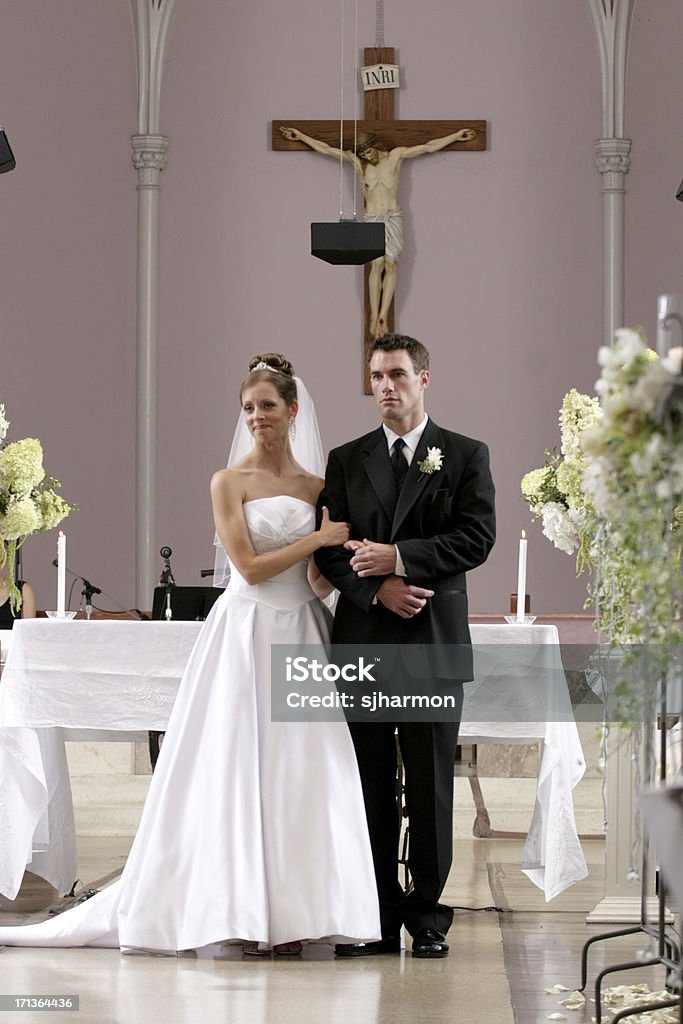 Close do casal noiva e o noivo na antiga igreja Aisle Retrato - Foto de stock de Noiva royalty-free