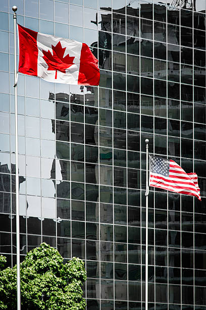 kanadische und amerikanische flagge baustelle - canada american flag canadian culture usa stock-fotos und bilder