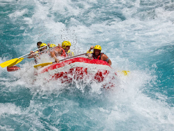 rafting em rápidos - team sport rafting white water rafting rapid imagens e fotografias de stock