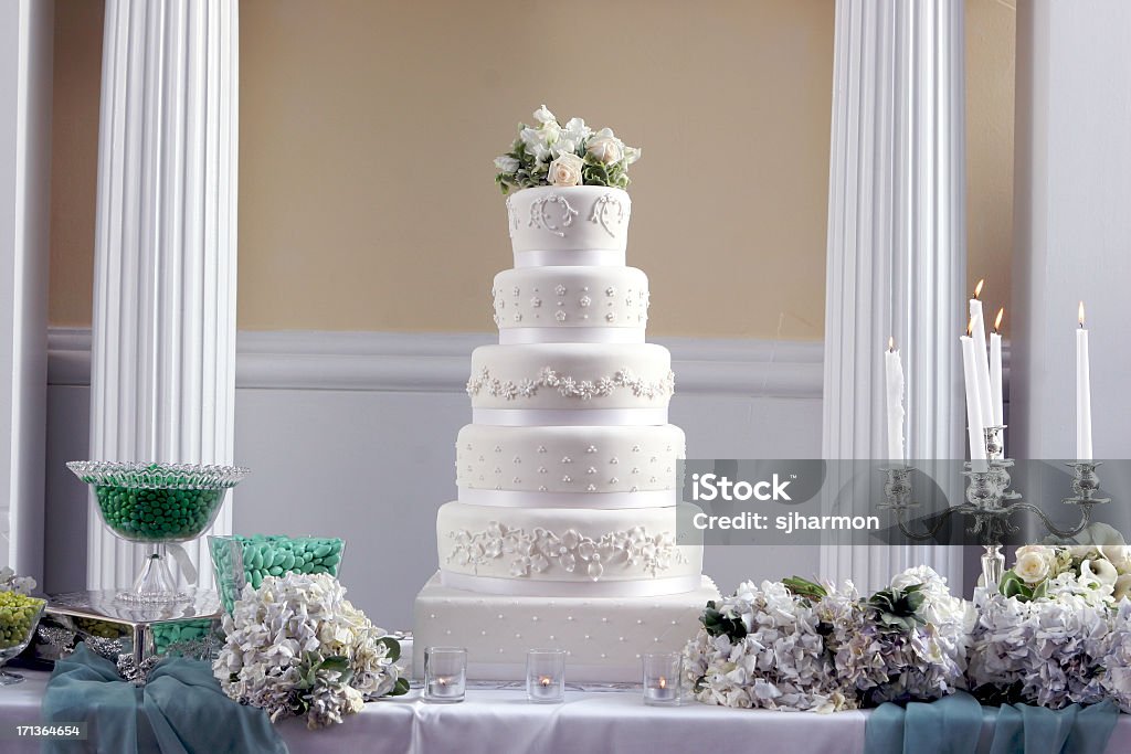 Decoración de gran altura elegante decoración central del pastel de bodas - Foto de stock de Tarta nupcial libre de derechos