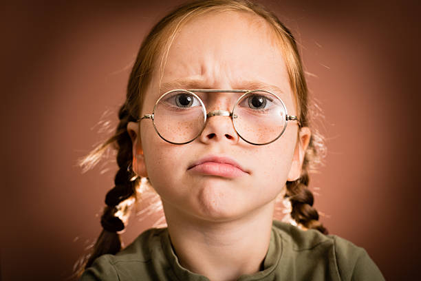 niña con angry expresión usando gafas frikis - anger child braids braided fotografías e imágenes de stock