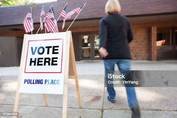 Mujer Ingresar Votar Los Electores Centro Electoral Para La Elección Del Gobierno De Los Estados Unidos Foto de stock y más banco de imágenes de Mujeres