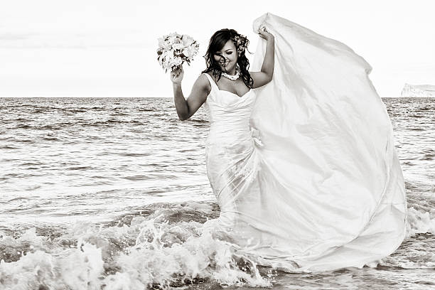 hawaiian novios de pie en surf - bride women standing beauty in nature fotografías e imágenes de stock