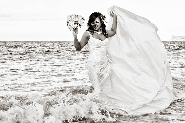 гавайская невеста стоя в surf - bride women standing beauty in nature стоковые фото и изображения