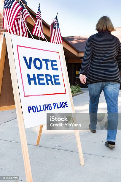 Do Głosowania Głosowanie W Lokal Wyborczy Usa - zdjęcia stockowe i więcej obrazów Głosowanie - Głosowanie, Kiosk, Ludzie