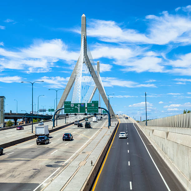 boston's zakim bunker hill bridge-osiem plus dwa pasy - boston skyline panoramic night zdjęcia i obrazy z banku zdjęć