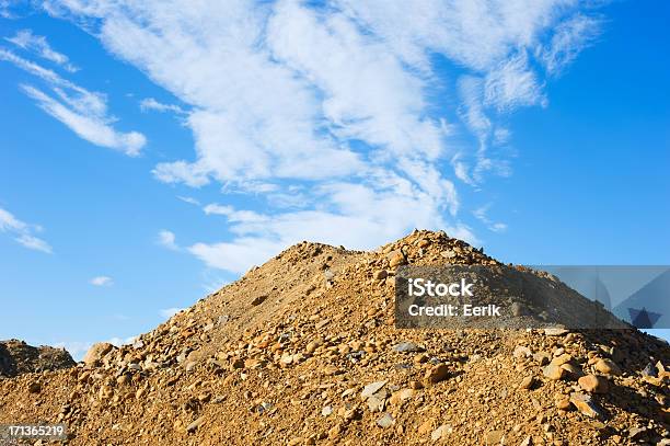 Pila Di Ghiaia - Fotografie stock e altre immagini di Ambientazione esterna - Ambientazione esterna, Bianco, Blu