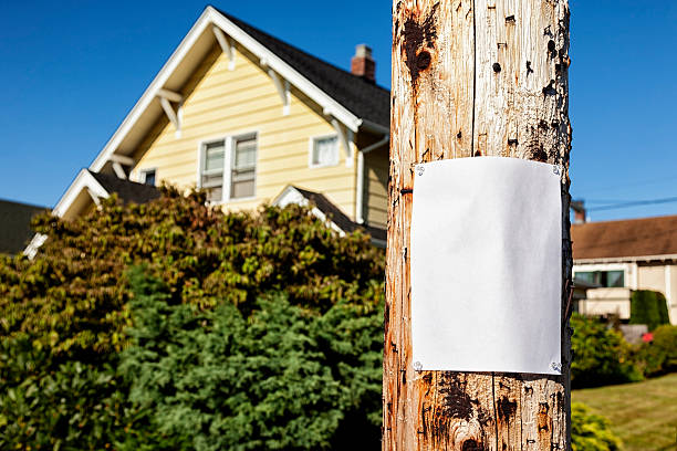 район после - garage sale sale poster sign стоковые фото и изображения