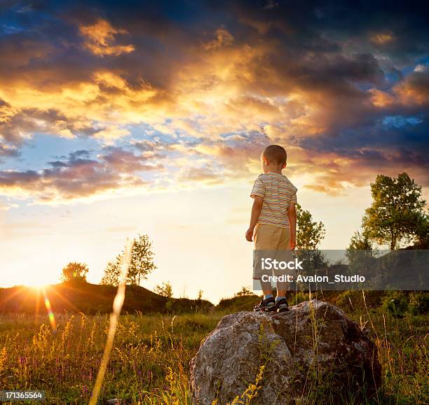 Ver Mais - Fotografias de stock e mais imagens de Bebés Meninos - Bebés Meninos, Rapazes, Rezar