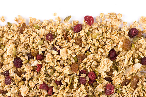 agrupamentos de granola com aveia sementes de trigo integral e frutas secas - granola cereal breakfast stack - fotografias e filmes do acervo