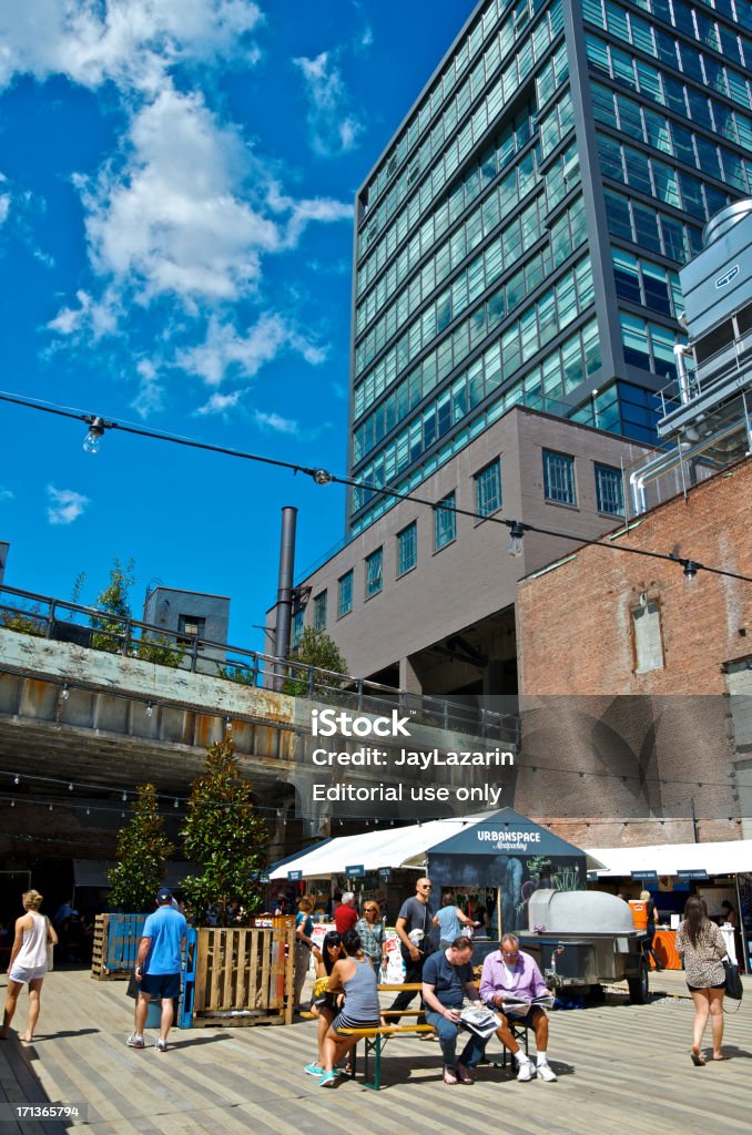 Люди на питания, в районе Мясоразделочного квартала, Манхэттен, Нью-Йорк - Стоковые фото Балка роялти-фри