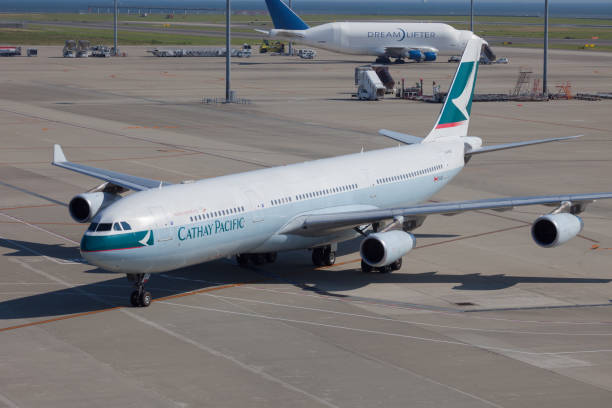 cathay pacific airways airbus a 340-300 - chubu centrair international airport - fotografias e filmes do acervo